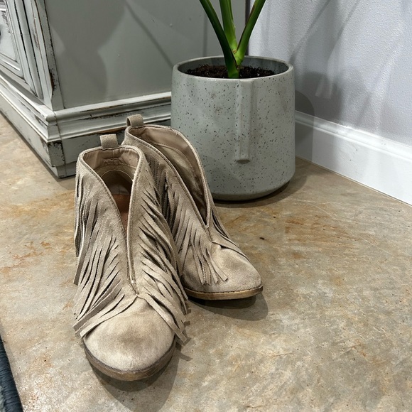 Coconuts Fringe Booties in Camel Size 7 - Picture 3 of 5